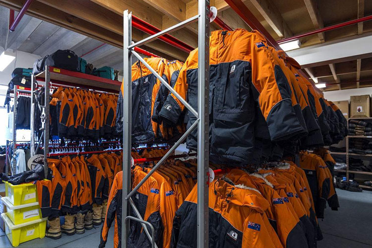 服裝倉庫如何除濕？倉庫草莓小视频黄色輕鬆應對潮濕問題